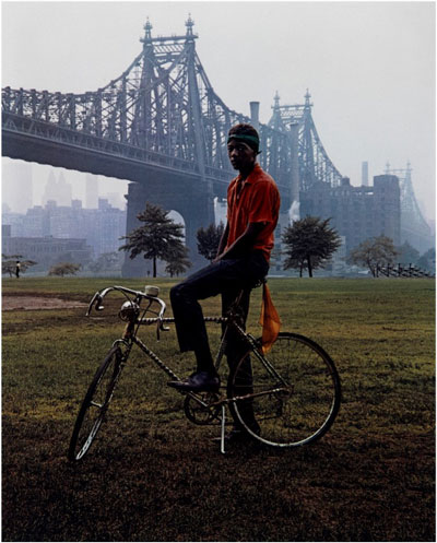 Evelyn Hofer, German (1922–2009). Queensboro Bridge, New York, 1964. Dye transfer print, 16 5/8 × 13 5/16 inches. The Nelson-Atkins Museum of Art, Gift of the Hall Family Foundation, 2019.39.10. ©Estate of Evelyn Hofer